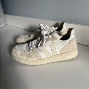 VEJA SNEAKERS SIZE 6